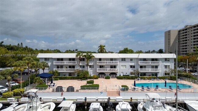 Building Photo - 100 Edgewater Dr