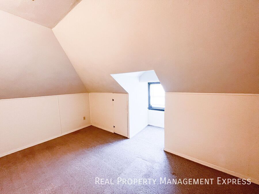 Building Photo - 3 Bed 1.5 Bath Near Downtown Sioux Falls