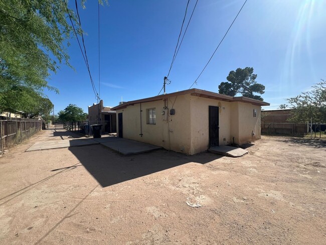 Building Photo - 2 Bedroom Home Ready to Move In