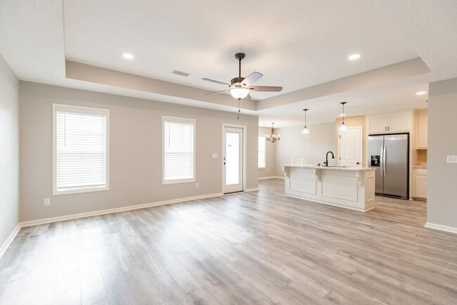 Building Photo - $500 Move-in Discount! Modern 4-Bedroom Ho...