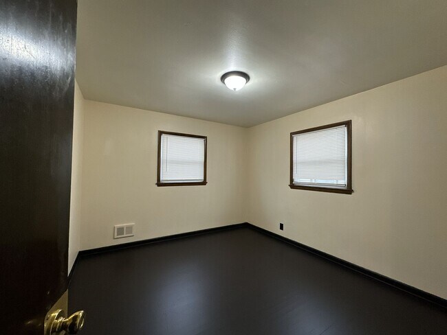 Building Photo - 6528 W Lawn Ave