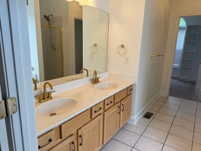 Building Photo - Brentwood 4BR Home