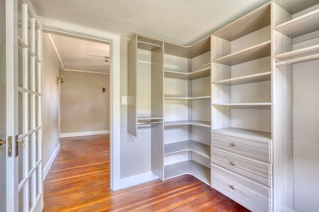 Building Photo - Charming remodeled craftsman blocks away f...