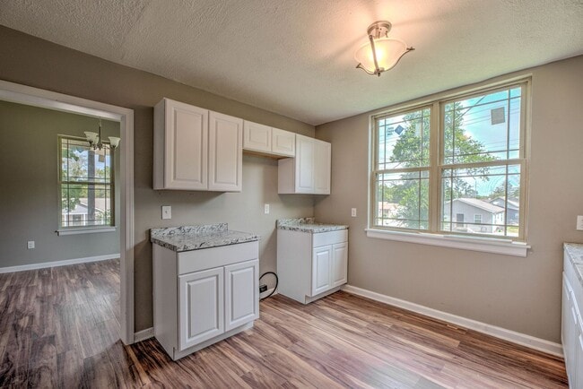 Building Photo - Knoxville 37914 - CHARMING 2 BEDROOM 1 BATH HOME WITH BONUS LOT! Contact Lisa Vineyard & Shannon ...