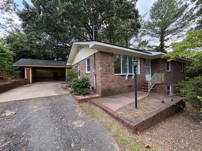 Building Photo - Spacious 4 Bed 2.5 bath Home Close to Fort...