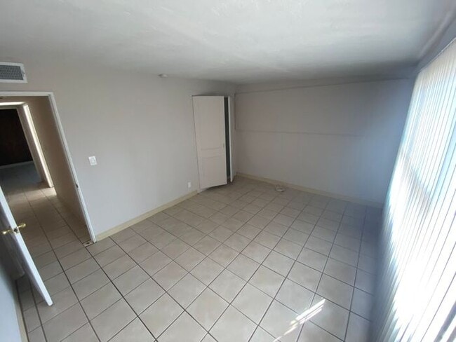 Building Photo - Light-Filled Tucson 2 Bedroom Rental – Mov...