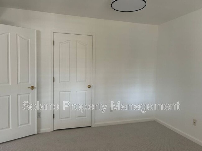 Building Photo - 542 Fiesta Ct