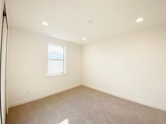 Building Photo - Luxury house for rent