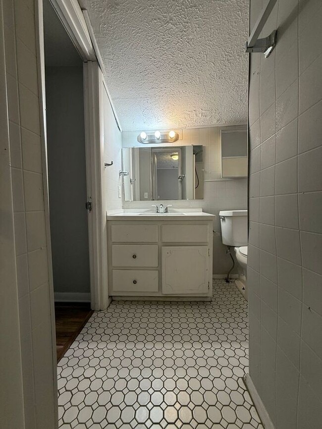 Building Photo - Cottage Style Home Super Close to Downtown!