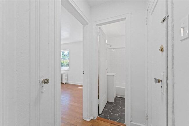 Building Photo - 3847-3849-3849 Beechwood Blvd