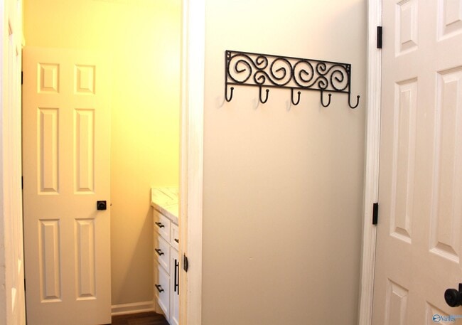 Building Photo - 101 Cresent Circle