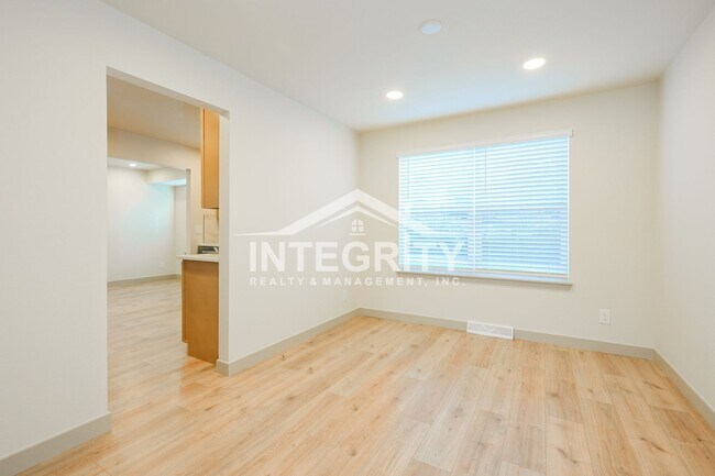 Building Photo - 6475 W Kingsley Ave