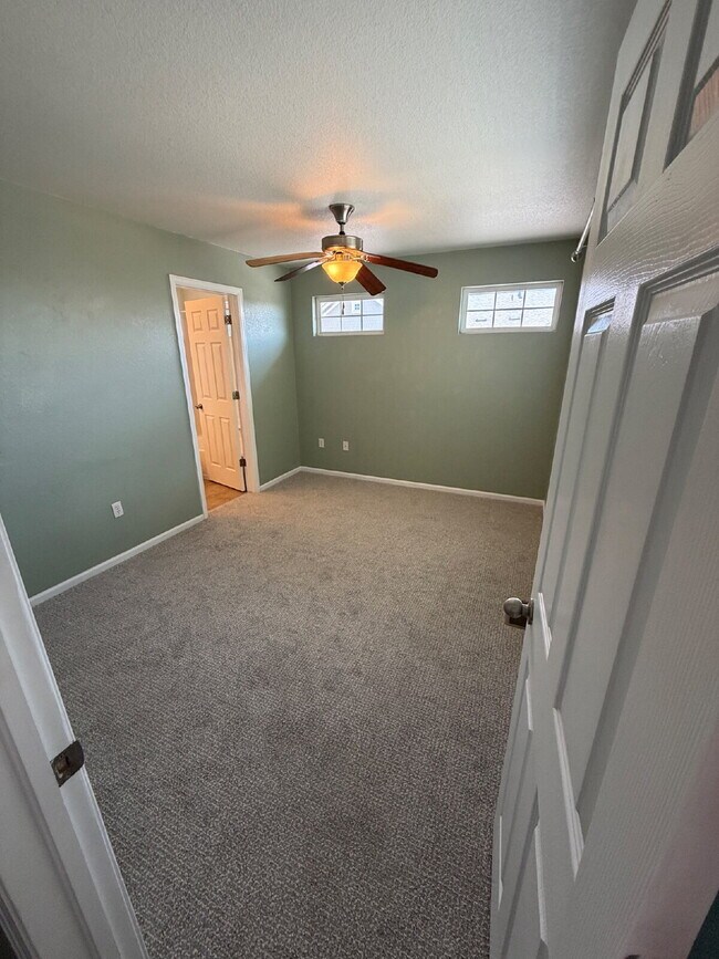 Building Photo - "Spacious 2-Bed Condo with 2.5 Baths in Aurora – Quiet Community in Aurora