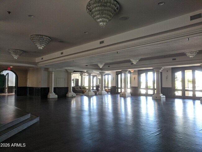 Building Photo - 1321 N Jamaica Way