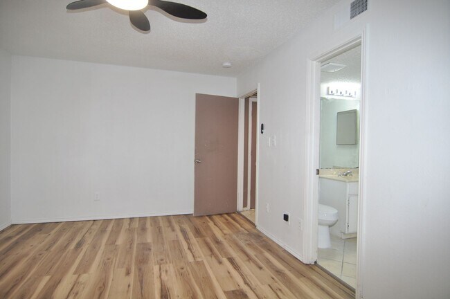 Building Photo - 602 Bellaire Dr