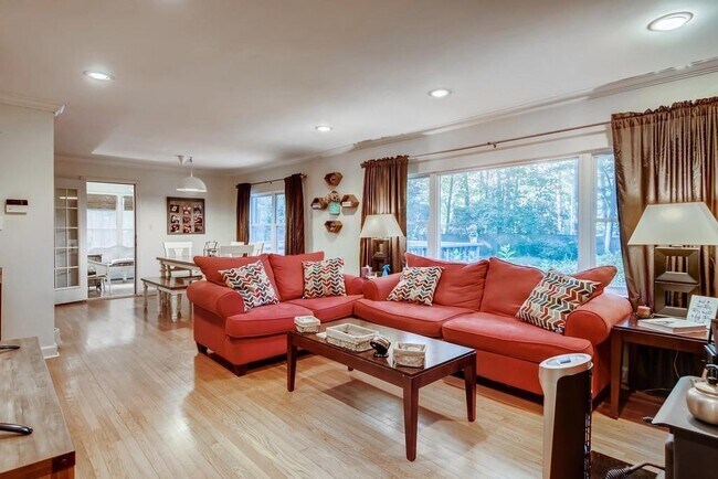 Building Photo - 2050 Sylvania Dr