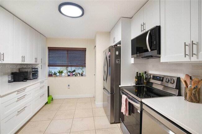 Building Photo - 6245 SW 47th Manor