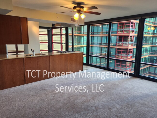 Building Photo - Stunning 1 Bedroom Condo with Rooftop Pool!