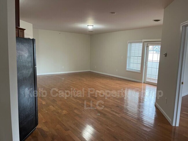 Building Photo - 130 Warren St