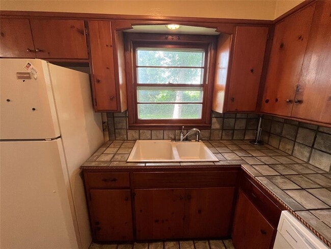 Building Photo - 511 Fleetwood Dr