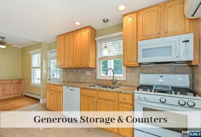 Building Photo - 385 Fern Ave