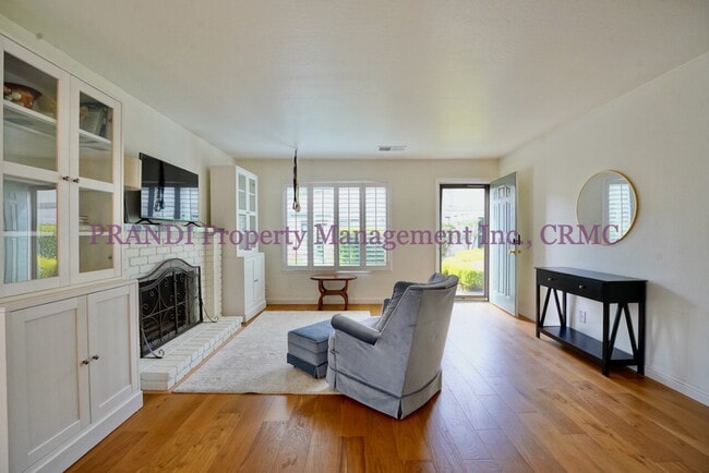 Building Photo - Stunning Remodeled Condo with Designer Fin...