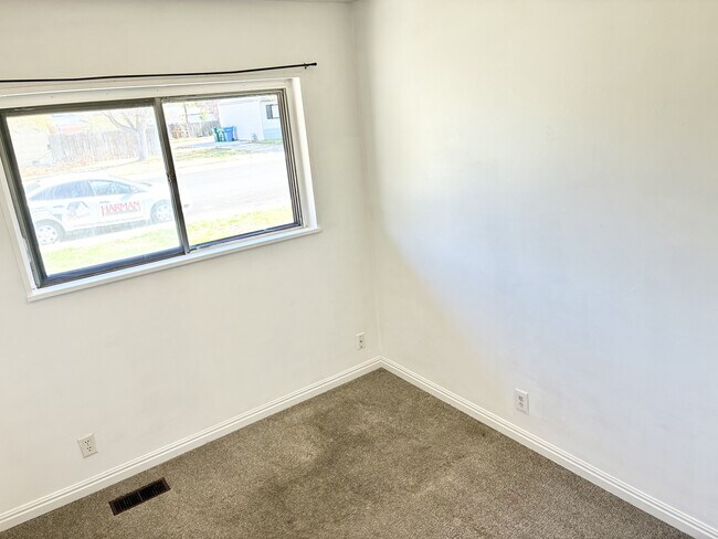 Building Photo - 631 N 120 E