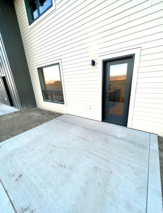 Building Photo - New, Pet Friendly, 2 bed 2 bath Townhouses!