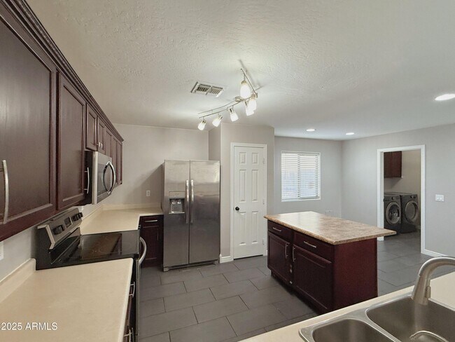 Building Photo - 2528 E Meadow Creek Way