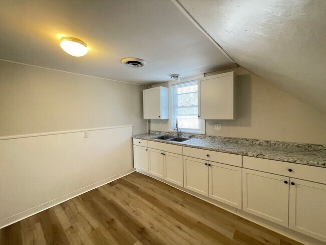 Building Photo - 98 Main St