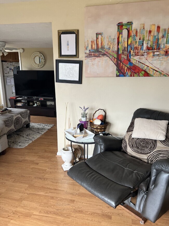 Building Photo - Spacious 3 Bdrm/2.5 Bath End Unit Townhome with Community Pool!!!