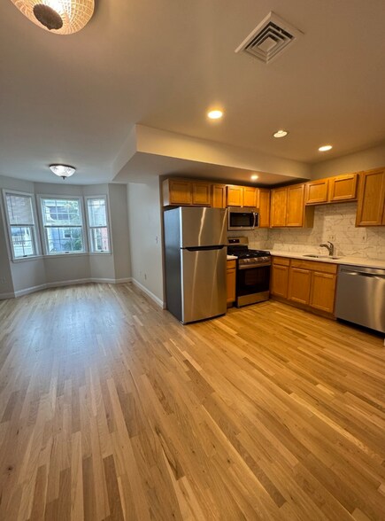 Primary Photo - 393 W Broadway