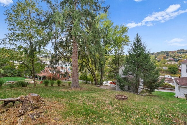 Building Photo - MOVE IN SPECIAL! SCORE HALF OFF 1ST MONTH'...