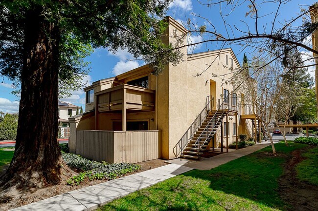 Building Photo - Newly remodeled upstairs condo in gated co...