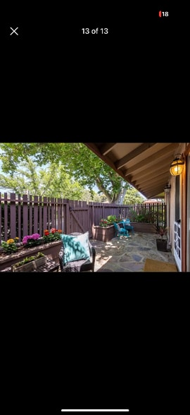 Building Photo - 220 Red Oak Dr