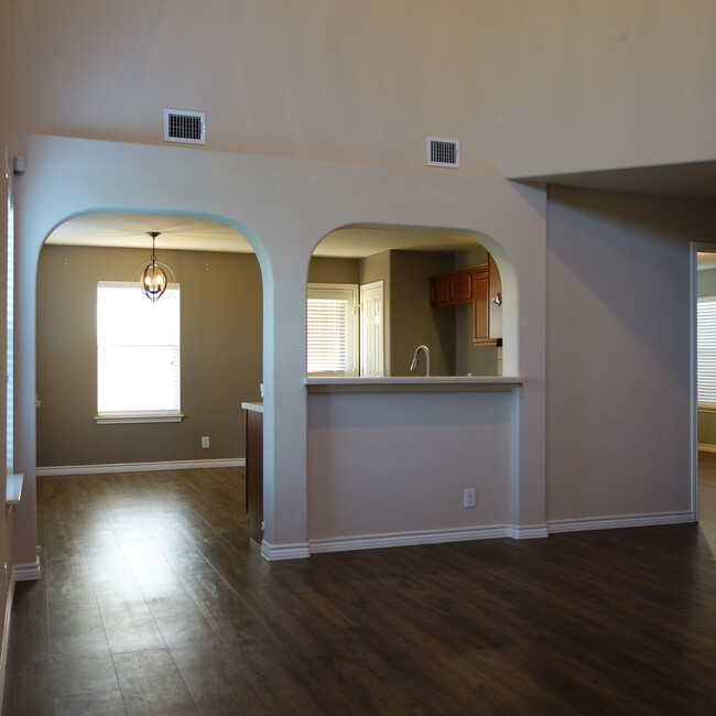 Building Photo - 3 BEDROOM / 2 BATH HOME IN KYLIE - BROOKSI...