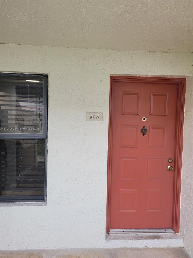 Building Photo - 1078 N Hiatus Rd