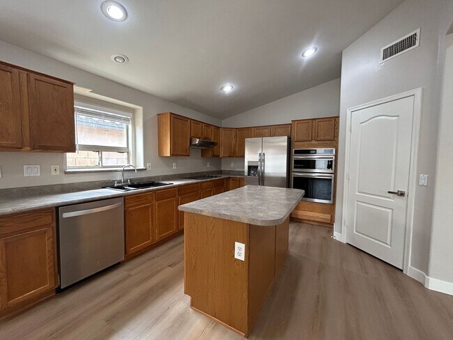 Building Photo - 434 E Chicory Pl