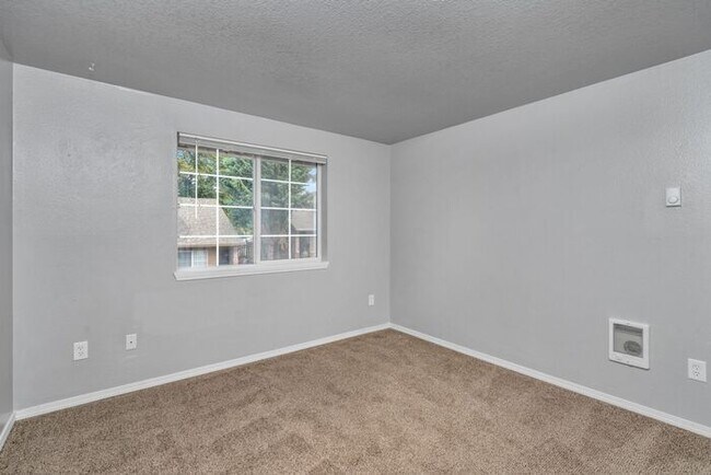 Building Photo - Large 2 bed 1.5bath townhouse