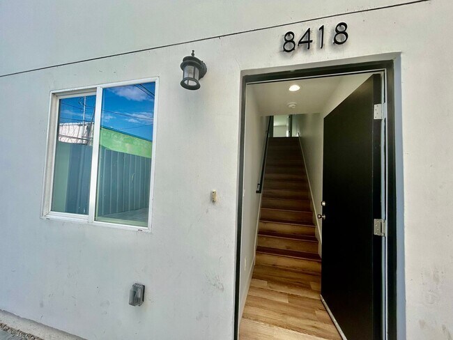 Building Photo - NewB La T 8418