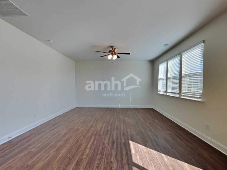 Building Photo - 157 Larragan Dr