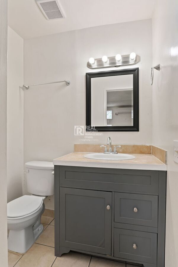 Building Photo - 3009 Canyon Crest Dr