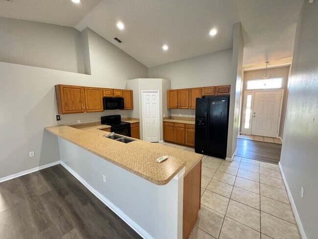 Building Photo - Split Floor plan 3/2 in Poinciana