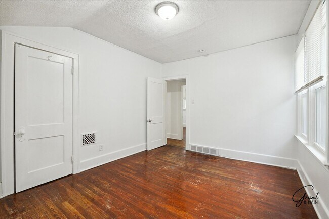 Building Photo - $1200/month bungalow
