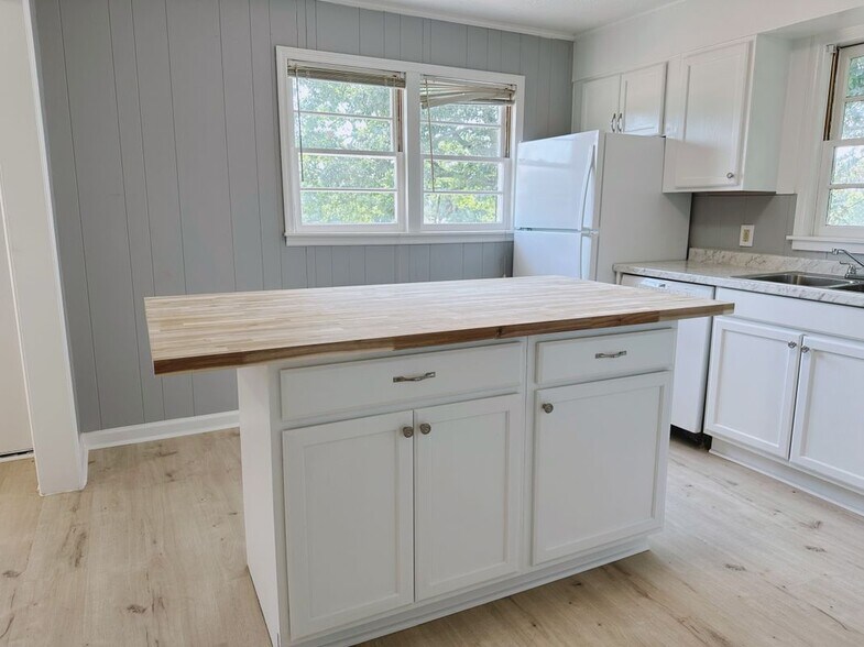 Building Photo - 1463 Beacon Light Rd