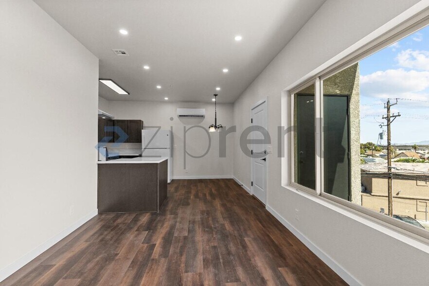 Building Photo - Unit 5