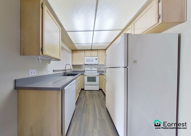 Building Photo - 1 + 1 Charming Upper-Level Condo with Priv...