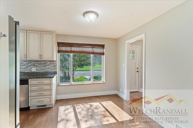 Building Photo - Your Modern, Spacious Retreat Close to Dow...