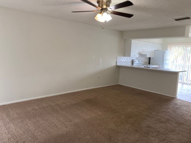 Building Photo - 3 bedroom 1 bath condo near the airport! /...