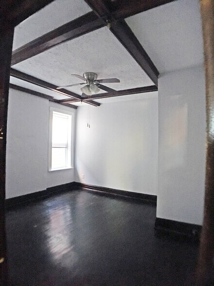 Bedroom 2 with detailed ceiling - 4125 Juniata St